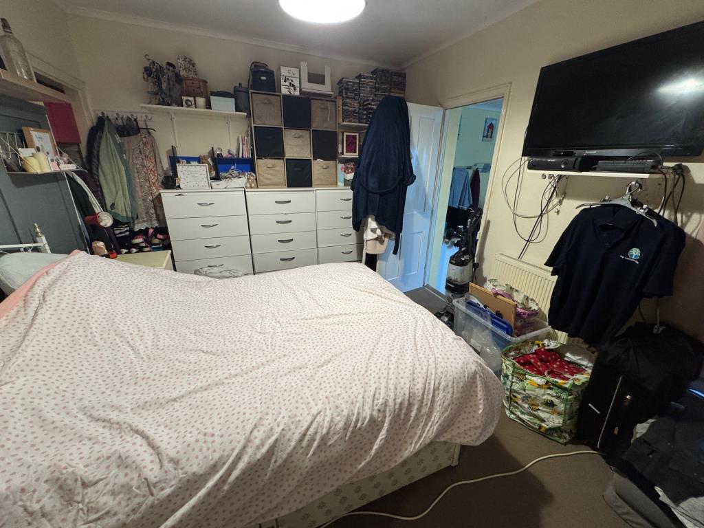 Lot: 44 - BAY FRONTED HOUSE FOR INVESTMENT - Bedroom 1